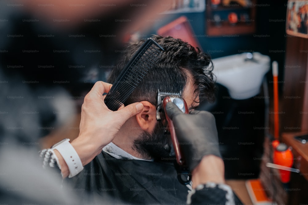 Ein Mann lässt sich in einem Friseursalon die Haare schneiden