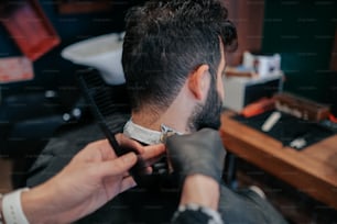 Ein Mann lässt sich von einem Friseur die Haare schneiden
