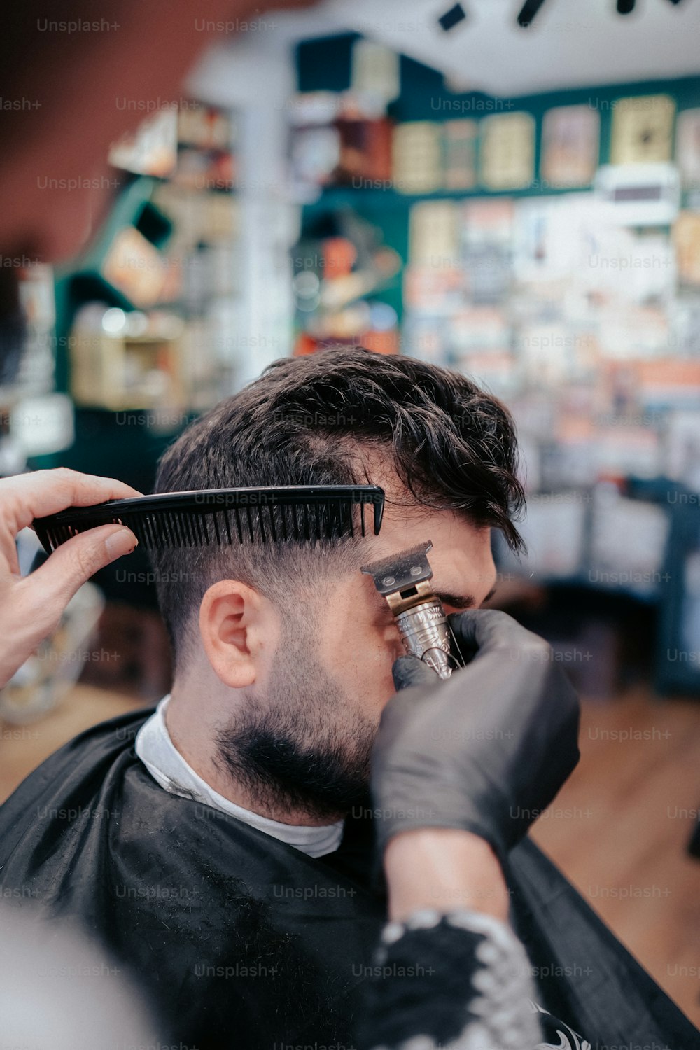 um homem cortando o cabelo em uma barbearia