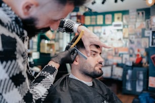 um homem cortando o cabelo de outro homem em uma barbearia