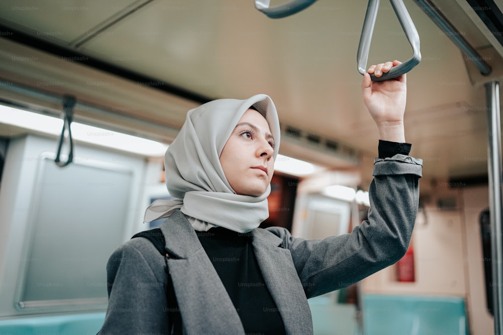 Una mujer con un hijab en un tren