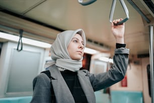 uma mulher em um hijab em um trem