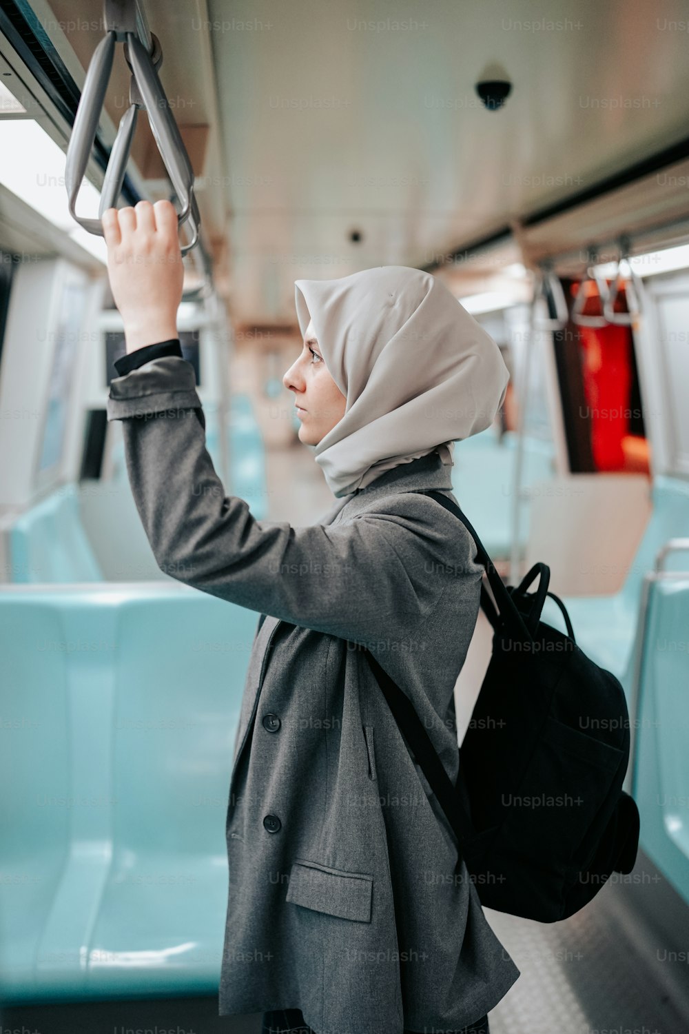 Une femme en hijab est dans un train