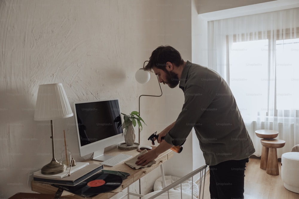 Un uomo sta usando un computer su una scrivania
