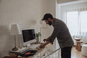 Ein Mann benutzt einen Computer auf einem Schreibtisch