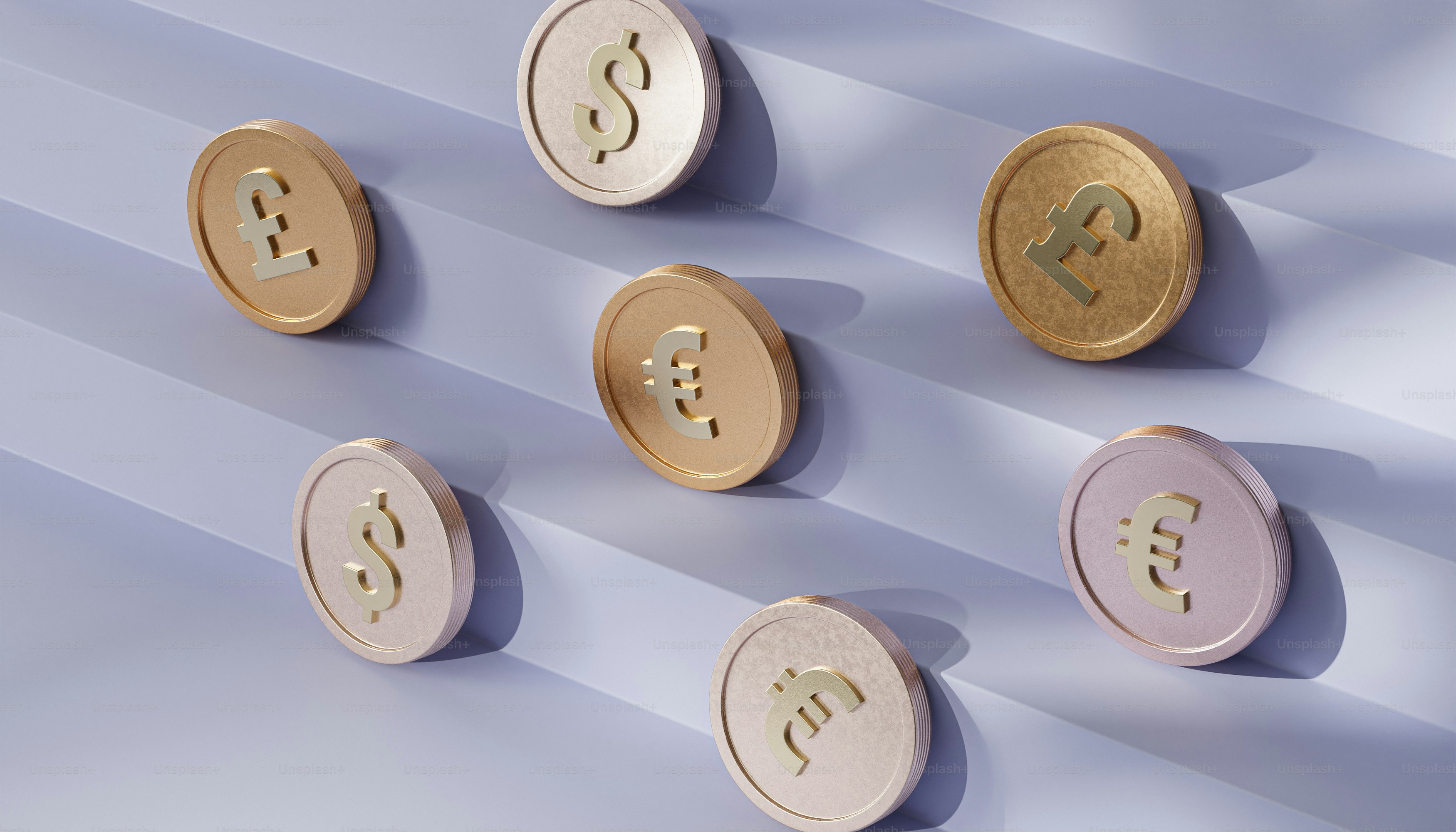 un gruppo di monete d'oro e d'argento sedute una sopra l'altra