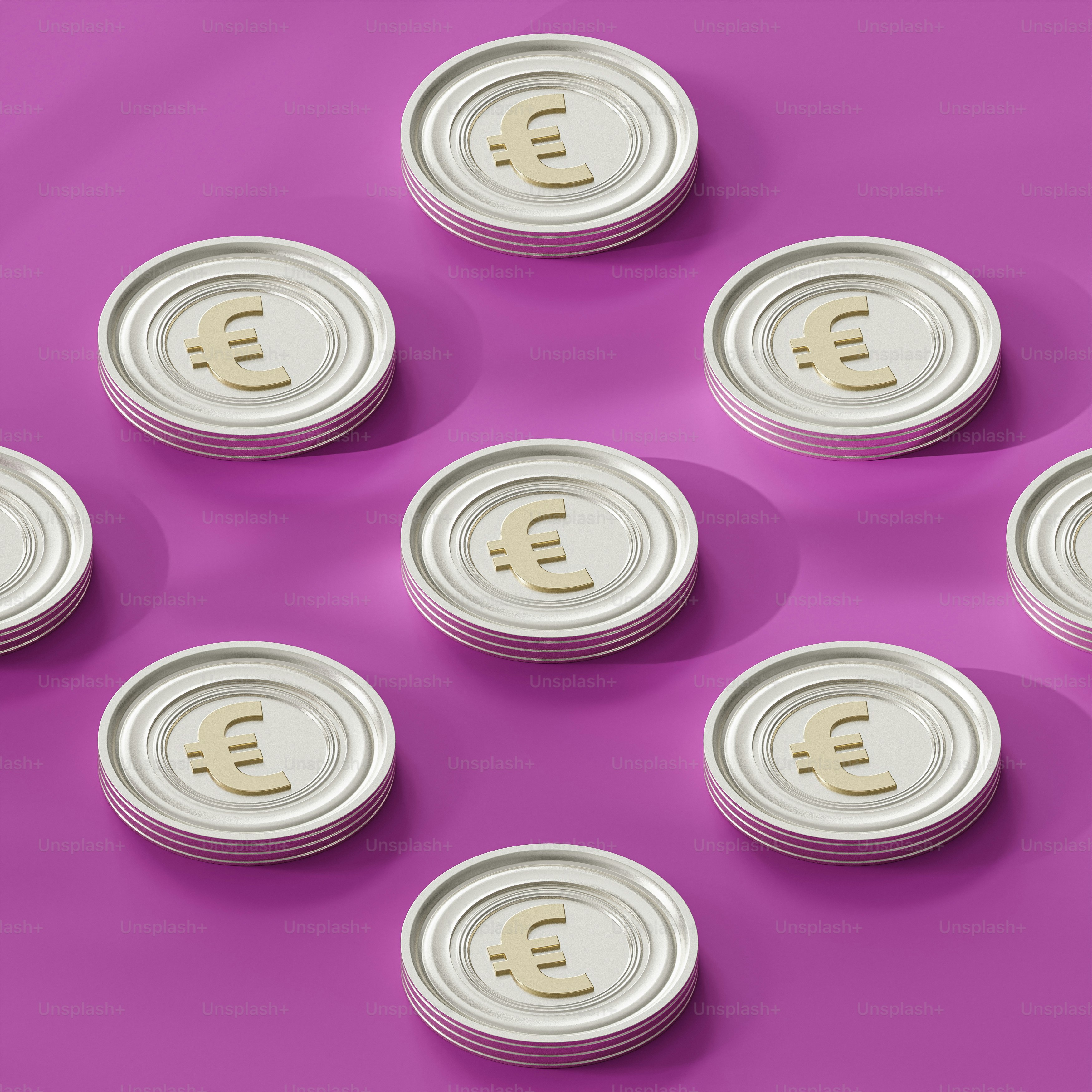 Un gruppo di lattine di birra con bitcoin stampato su di esse