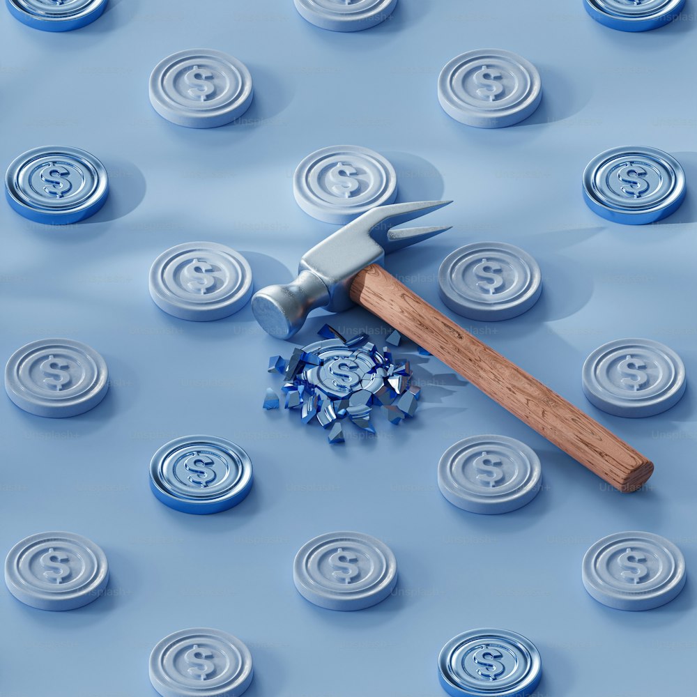 un martello con un manico di legno su una superficie blu