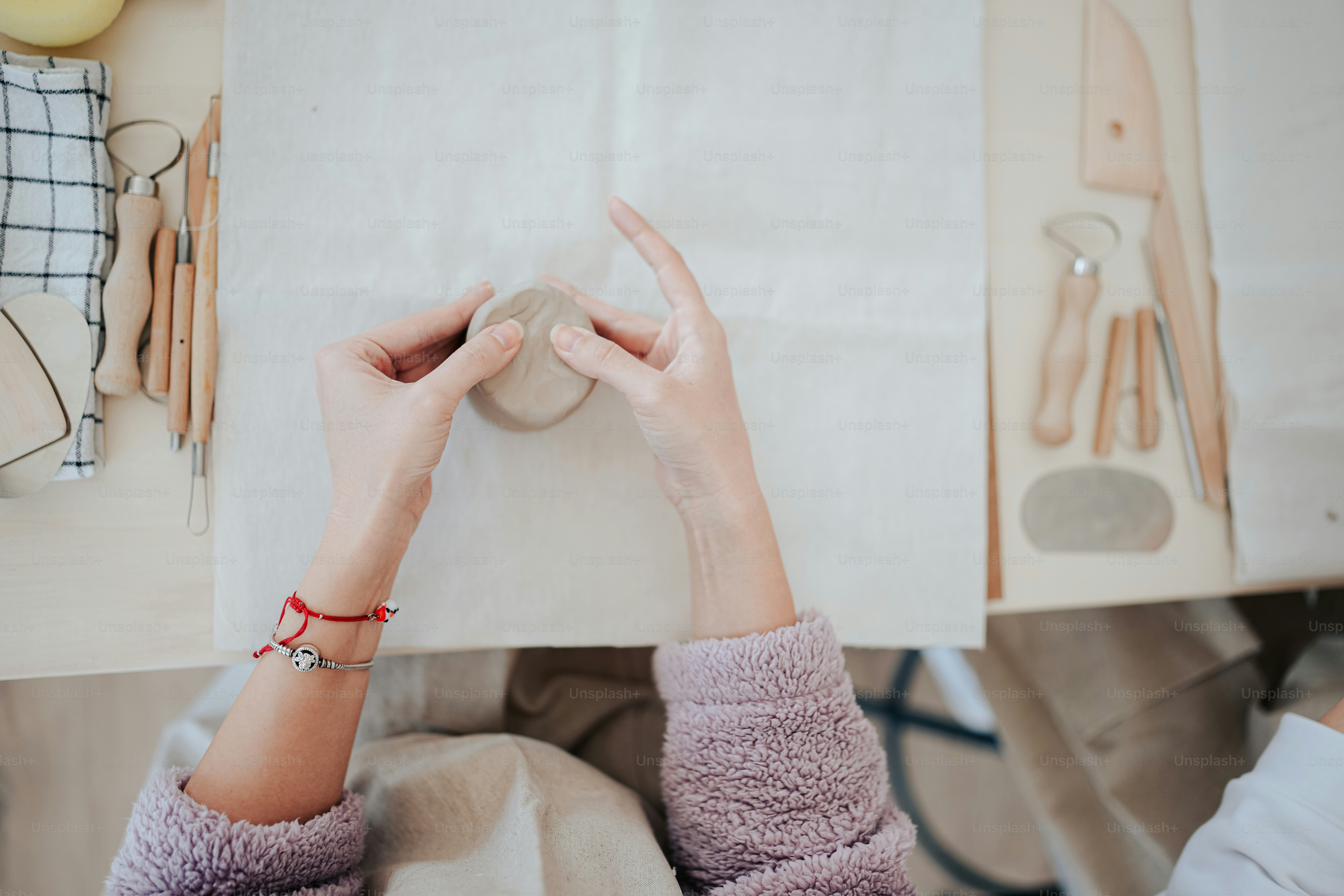Una mujer sosteniendo un pedazo de papel sobre una mesa