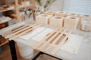 Una mesa cubierta con muchos muebles de madera