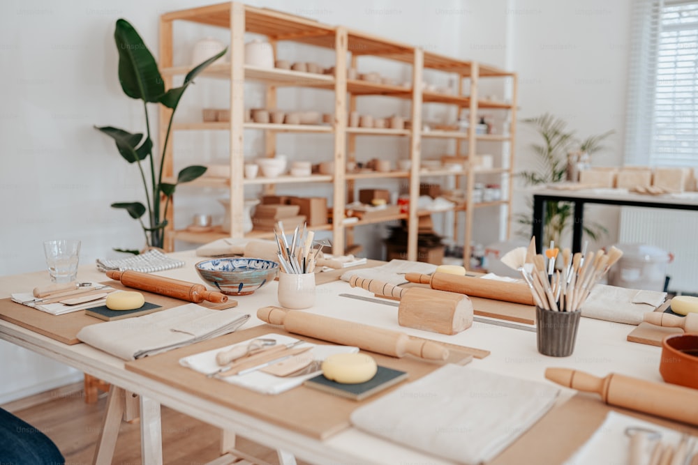 une table en bois surmontée de nombreuses fournitures d’artisanat