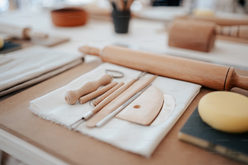 uma mesa coberta com utensílios de madeira em cima de uma mesa