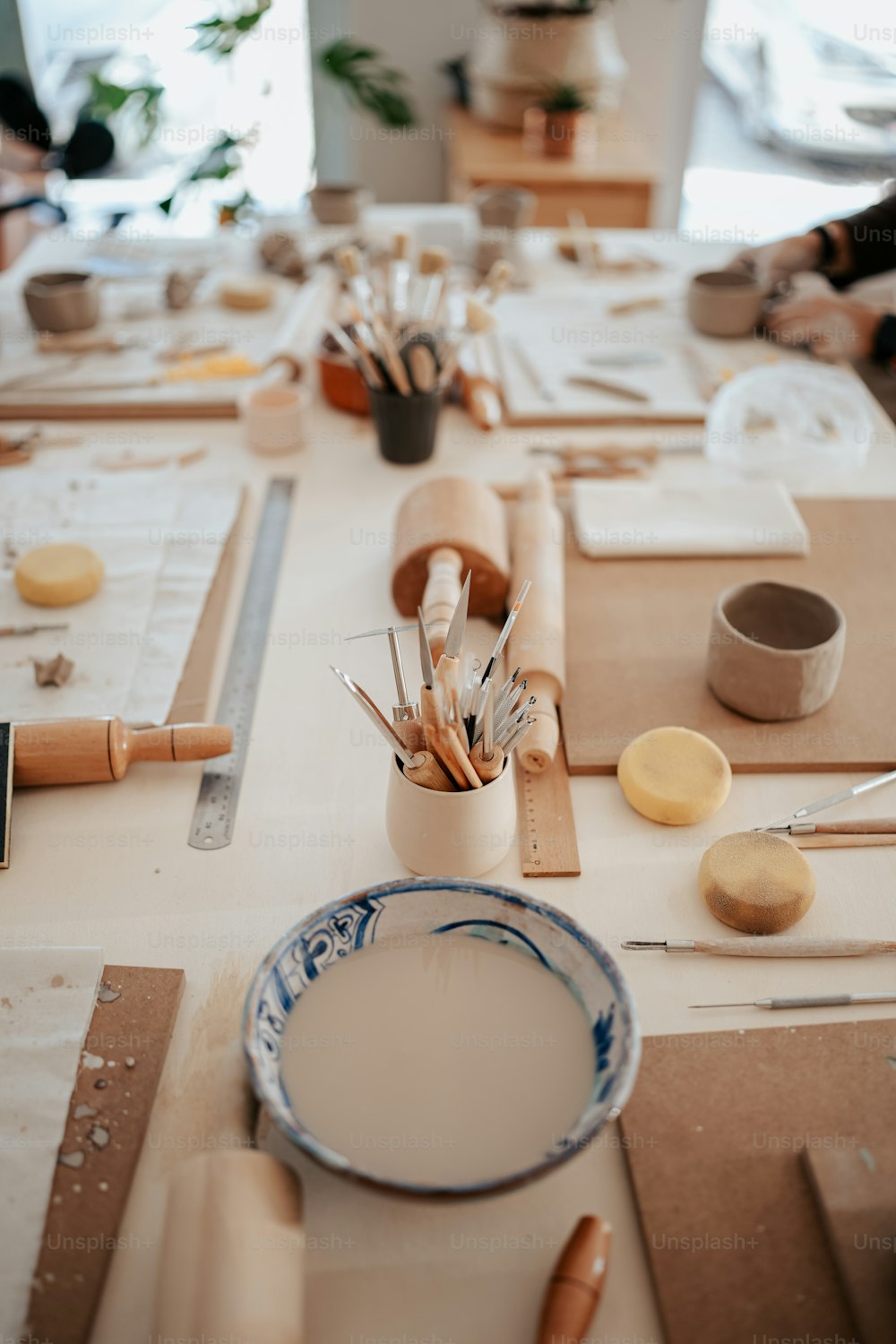 uma mesa coberta com muitos suprimentos de artesanato