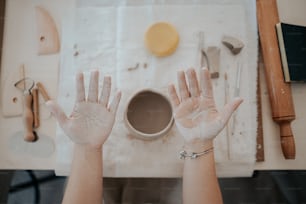 eine Person mit ihren Händen bedeckt mit weißer Farbe
