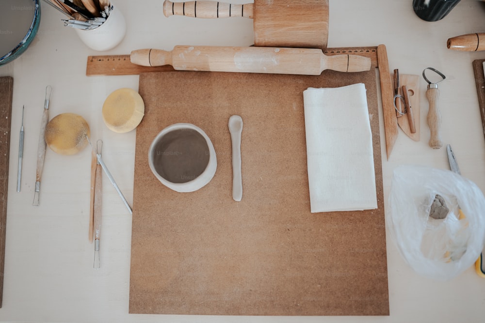 una tabla de cortar cubierta con una taza de café