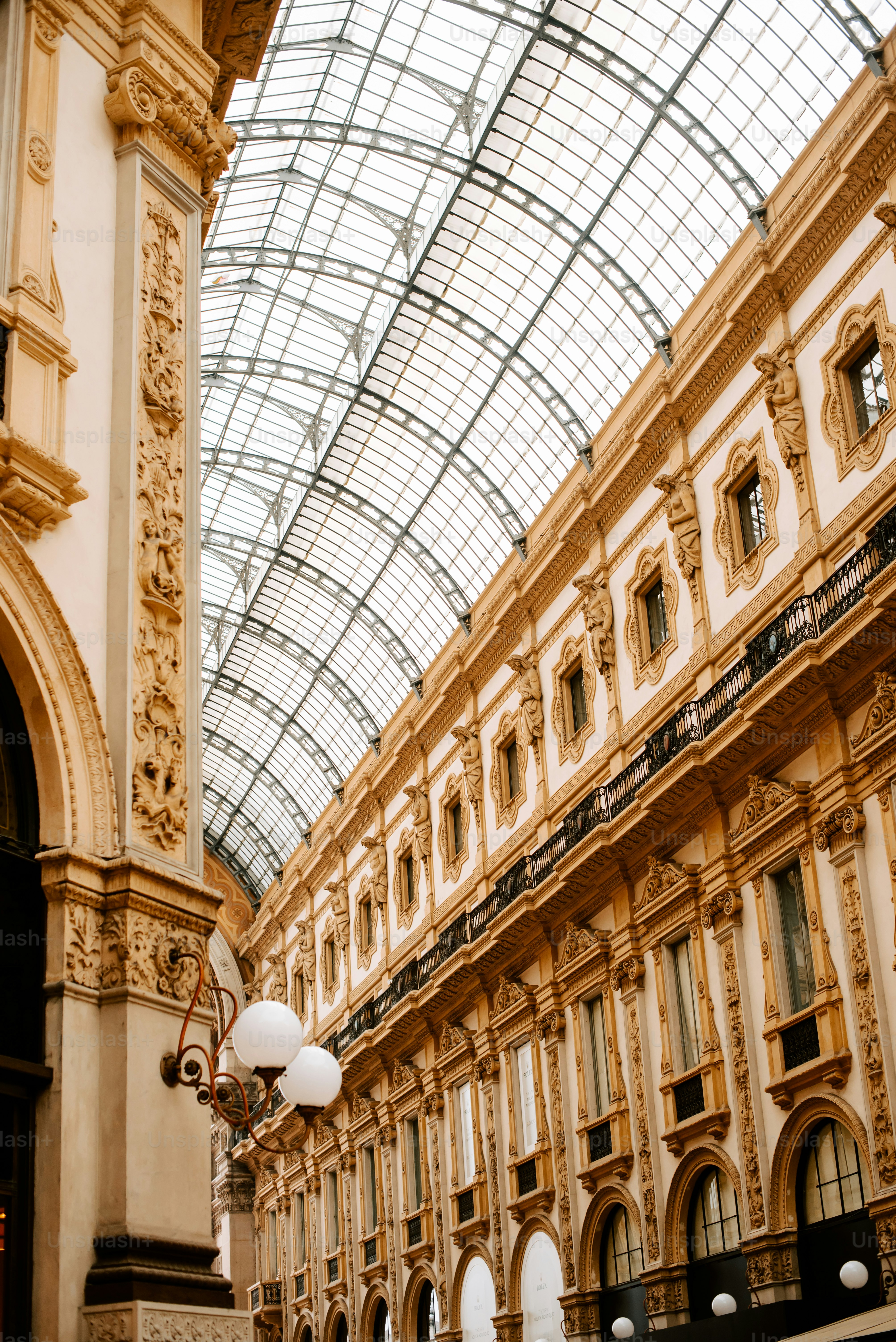 l’intérieur d’un bâtiment avec un toit en verre