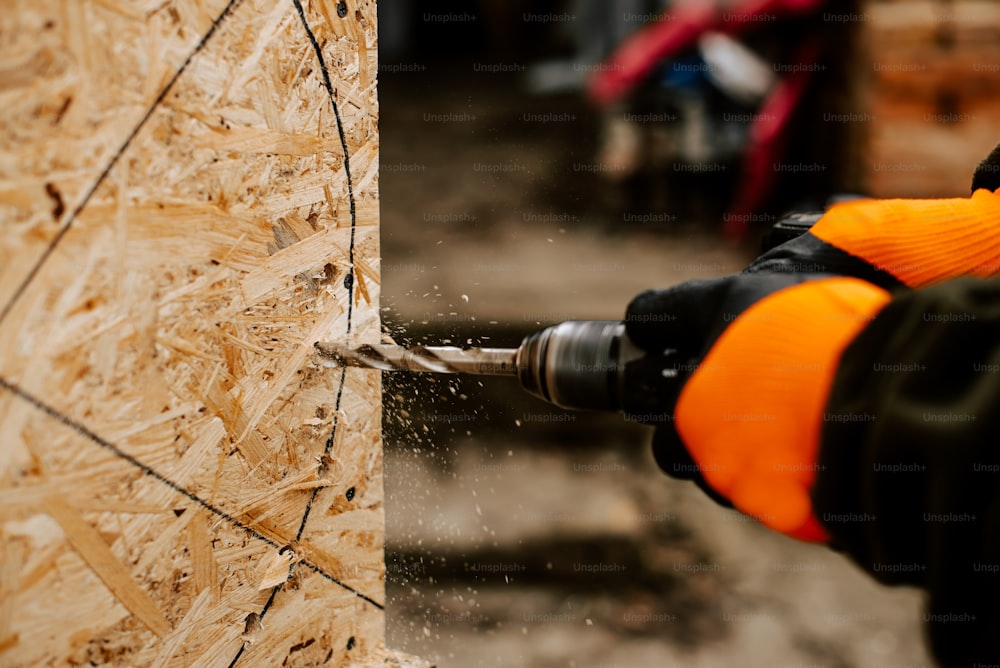 Foto Un hombre con guantes blancos trabajando en un trozo de madera –  Persona creativa Imagen en Unsplash