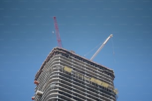 그 위에 크레인이 있는 고층 건물