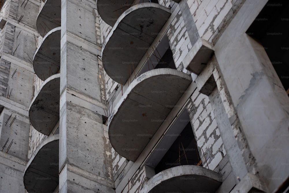 un edificio in cemento molto alto con finestre rotonde