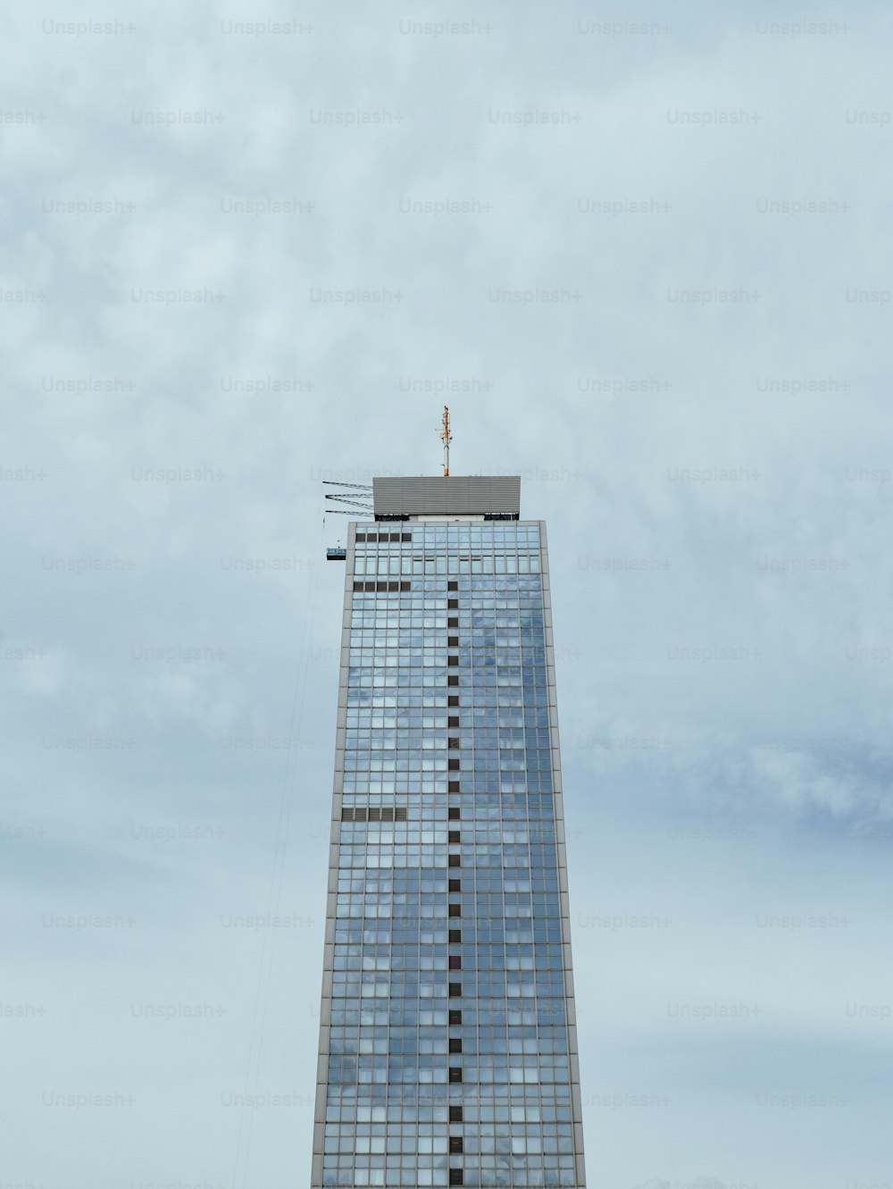 Ein sehr hohes Gebäude mit einem Himmelshintergrund