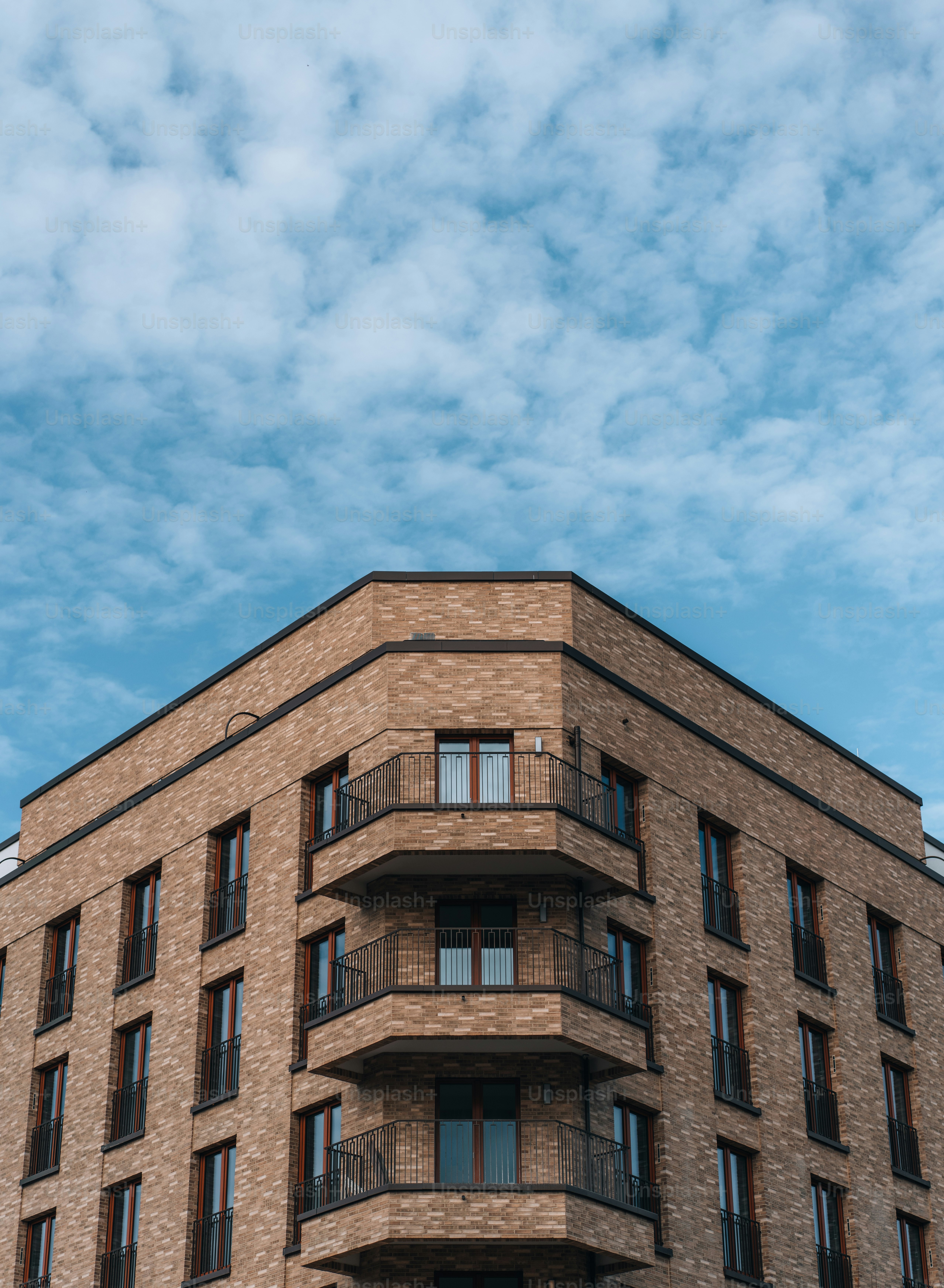 ein hohes Backsteingebäude mit Balkonen und Balkonen