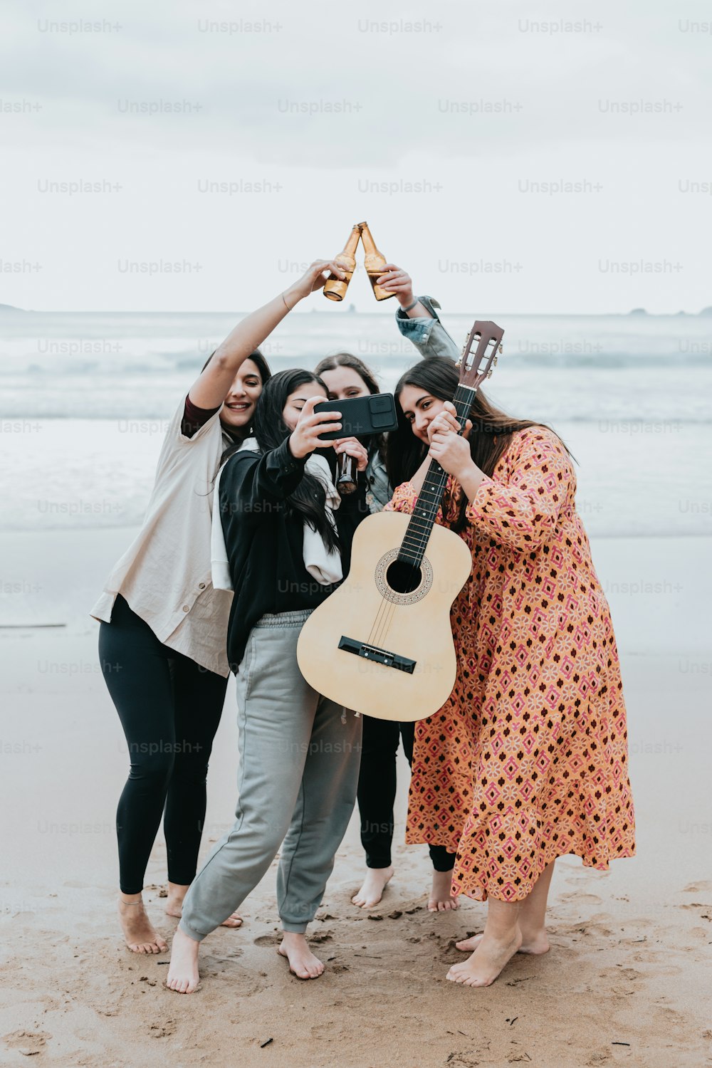 Eine Gruppe von Frauen, die oben auf einem Strand stehen