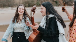 eine Gruppe von Frauen, die nebeneinander stehen