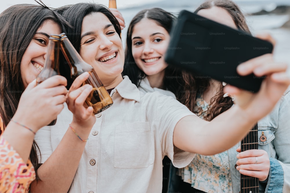 Un groupe de filles prenant une photo avec leur téléphone portable