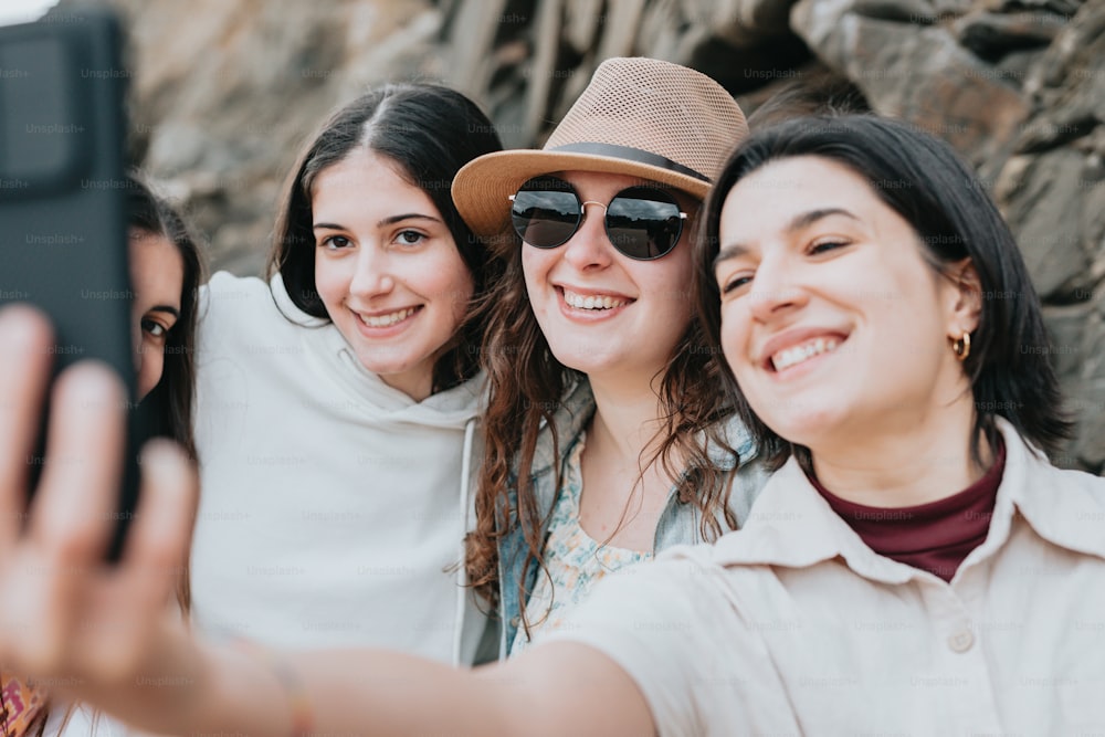 um grupo de mulheres tirando uma foto com um telefone celular