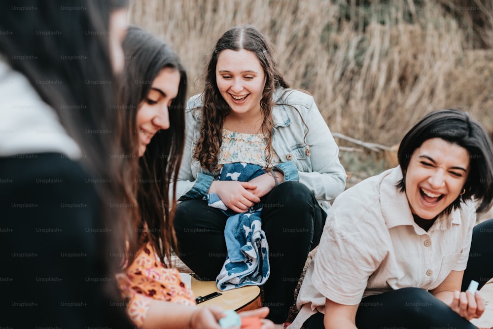 um grupo de jovens sentados um ao lado do outro