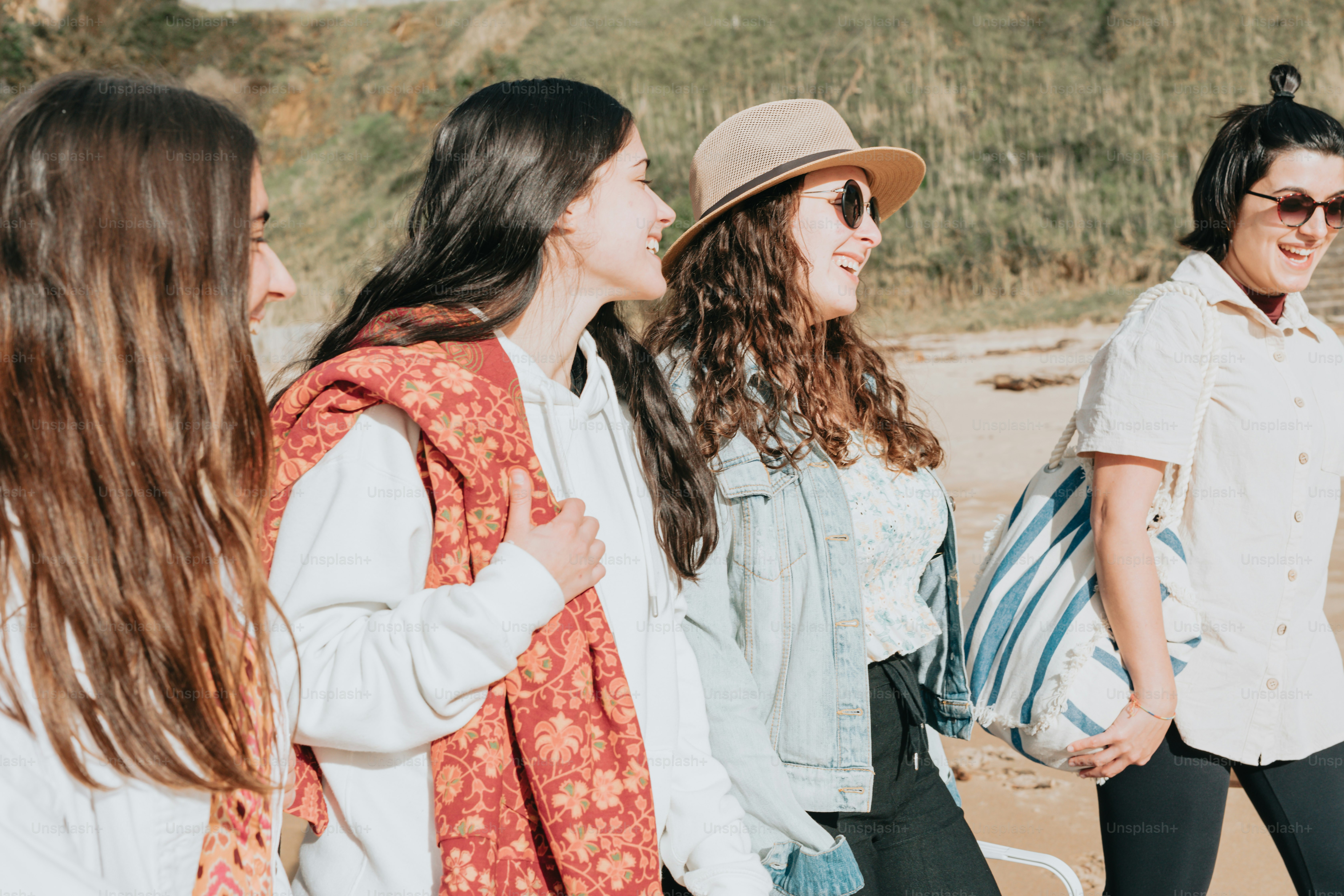 un groupe de jeunes femmes debout les unes à côté des autres