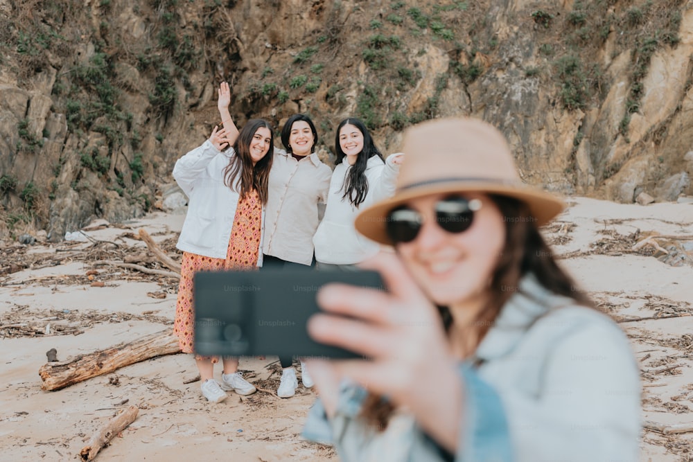 Un grupo de mujeres tomando una foto con un teléfono celular