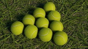 Un mucchio di palline da tennis sedute in cima a un campo verde