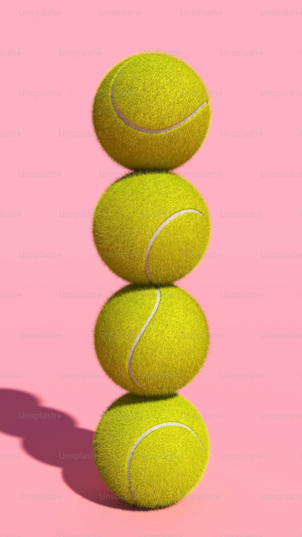 Una pila de pelotas de tenis sentadas una encima de la otra
