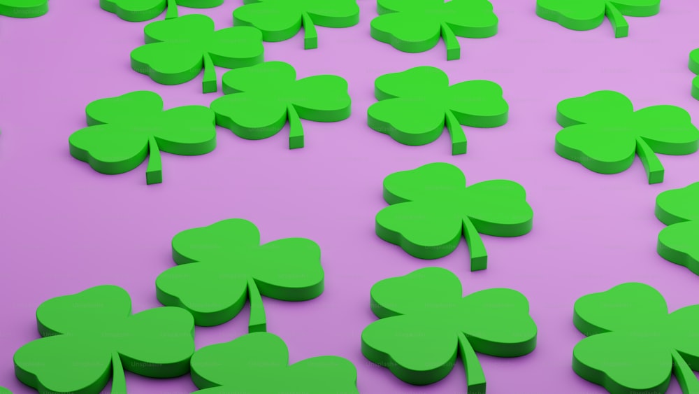 Ein Haufen grüner Kleeblätter auf violettem Hintergrund