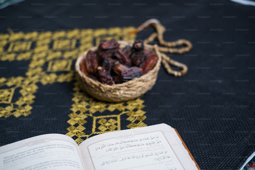 un bol de raisins secs et un livre sur une table