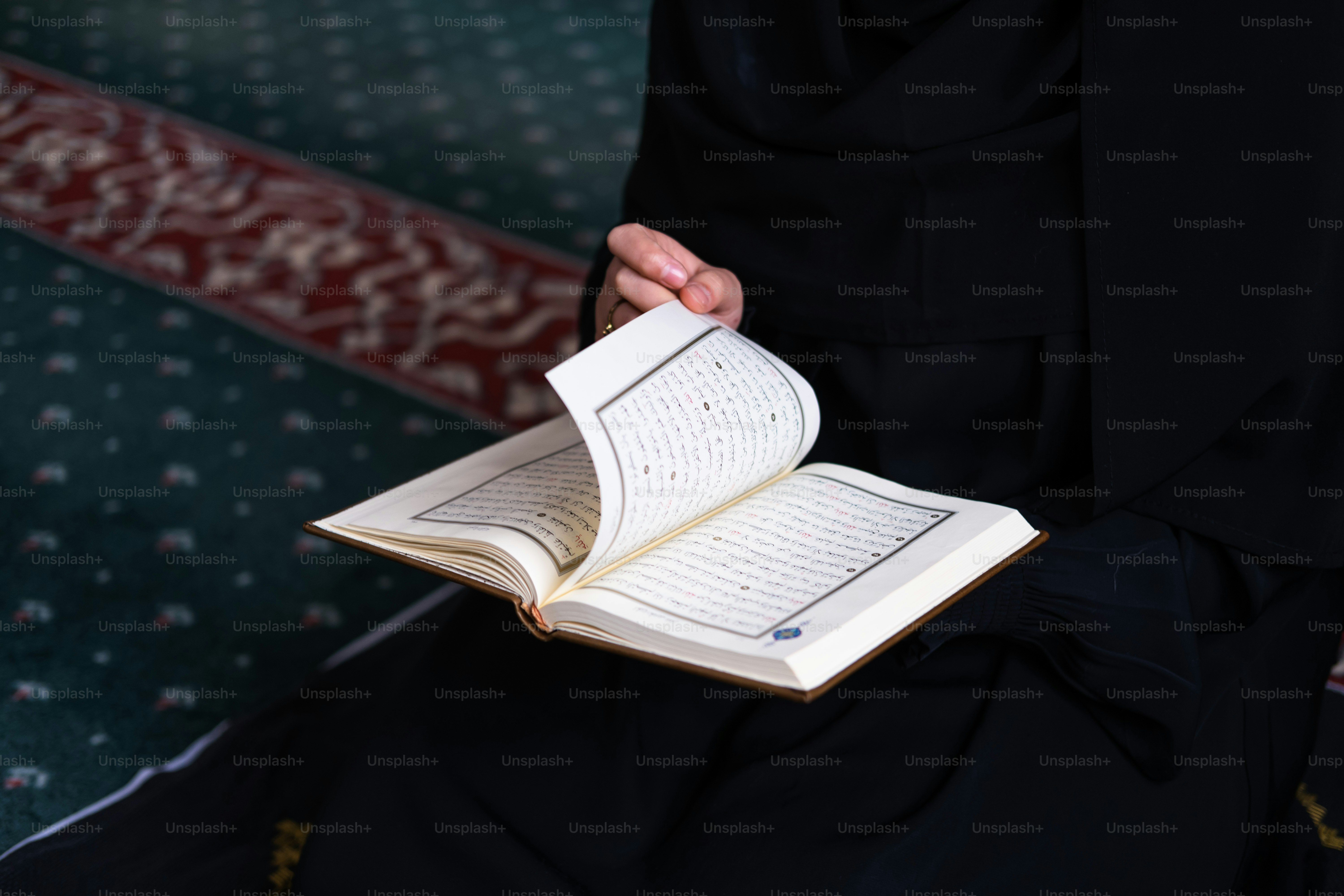 A person holding a book in their hands photo – Reading Image on Unsplash