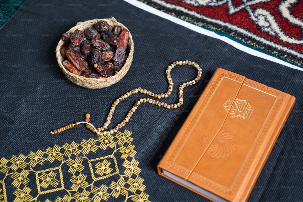 una mesa con un tazón de pasas y un libro en ella