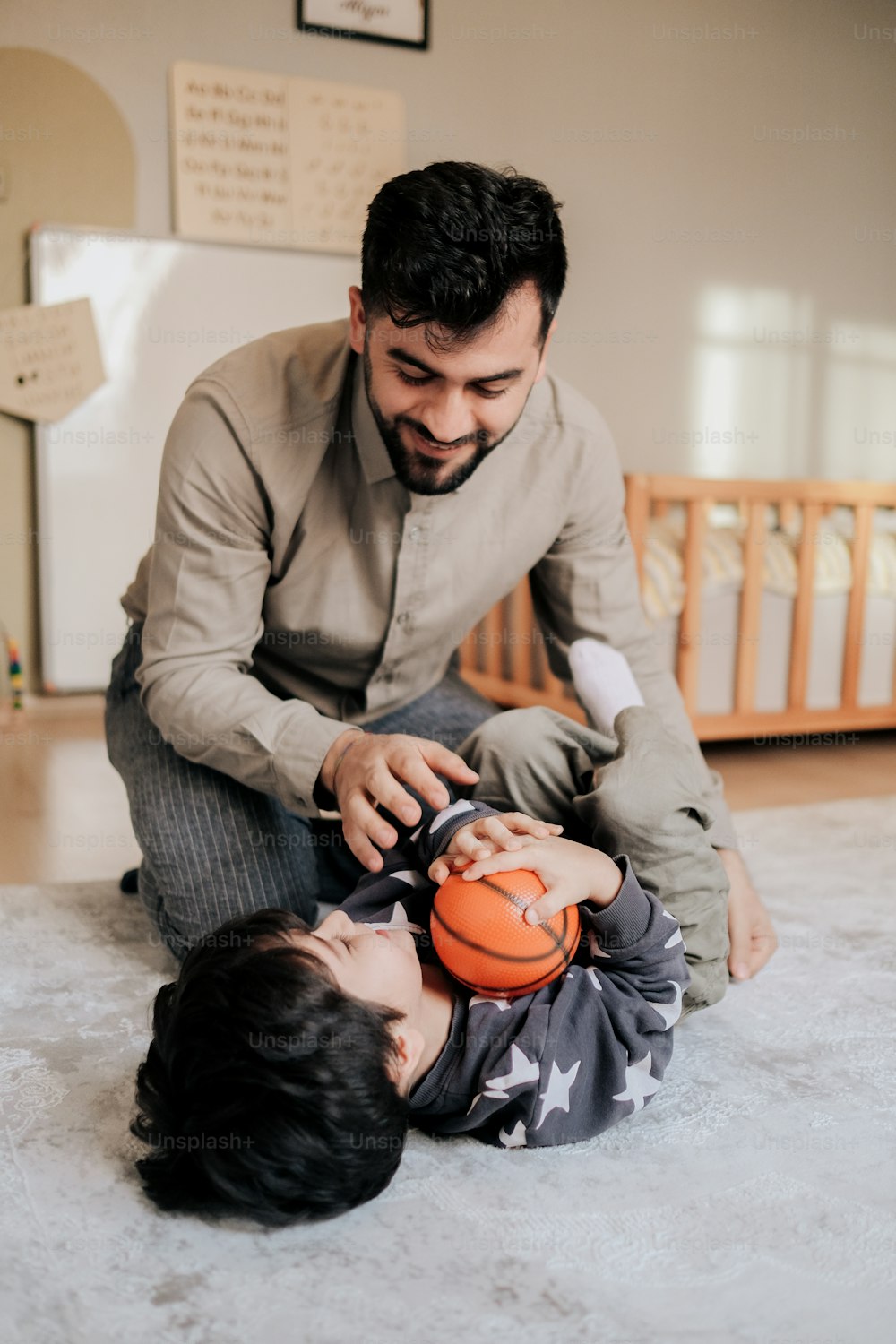 Ein Vater spielt mit seinem Sohn auf dem Boden
