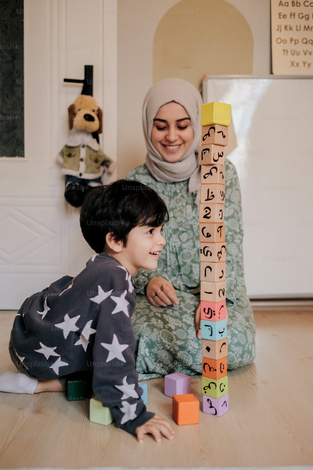 Une femme et un enfant jouant avec des blocs
