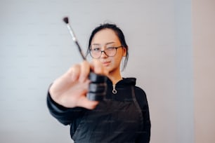 Una donna che impugna una pistola e la punta verso la telecamera