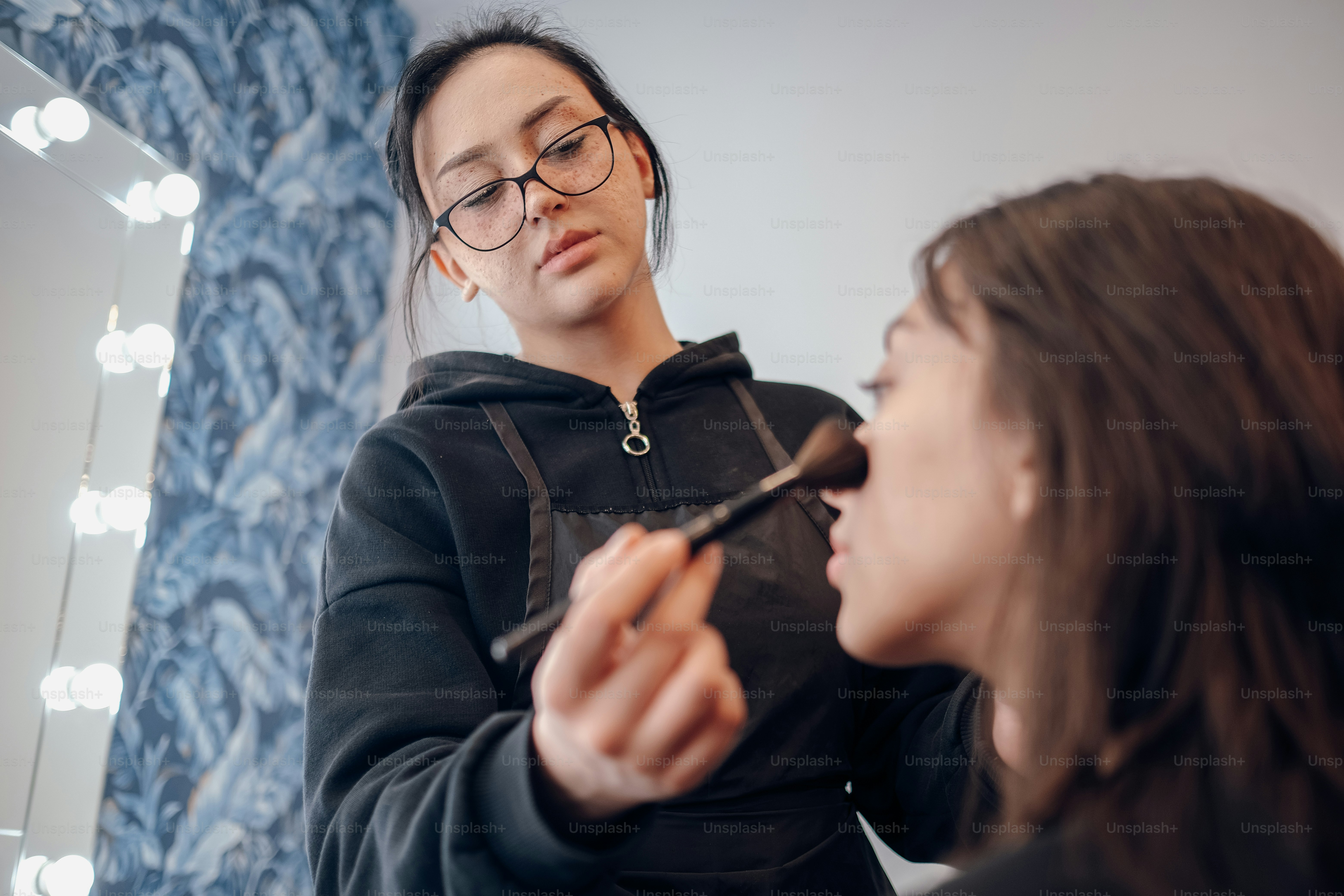 uma mulher está escovando os dentes na frente de um espelho