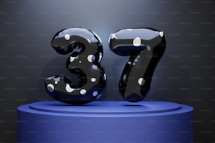 uma bolinha preta e branca número trinta e cinco em um pedestal azul