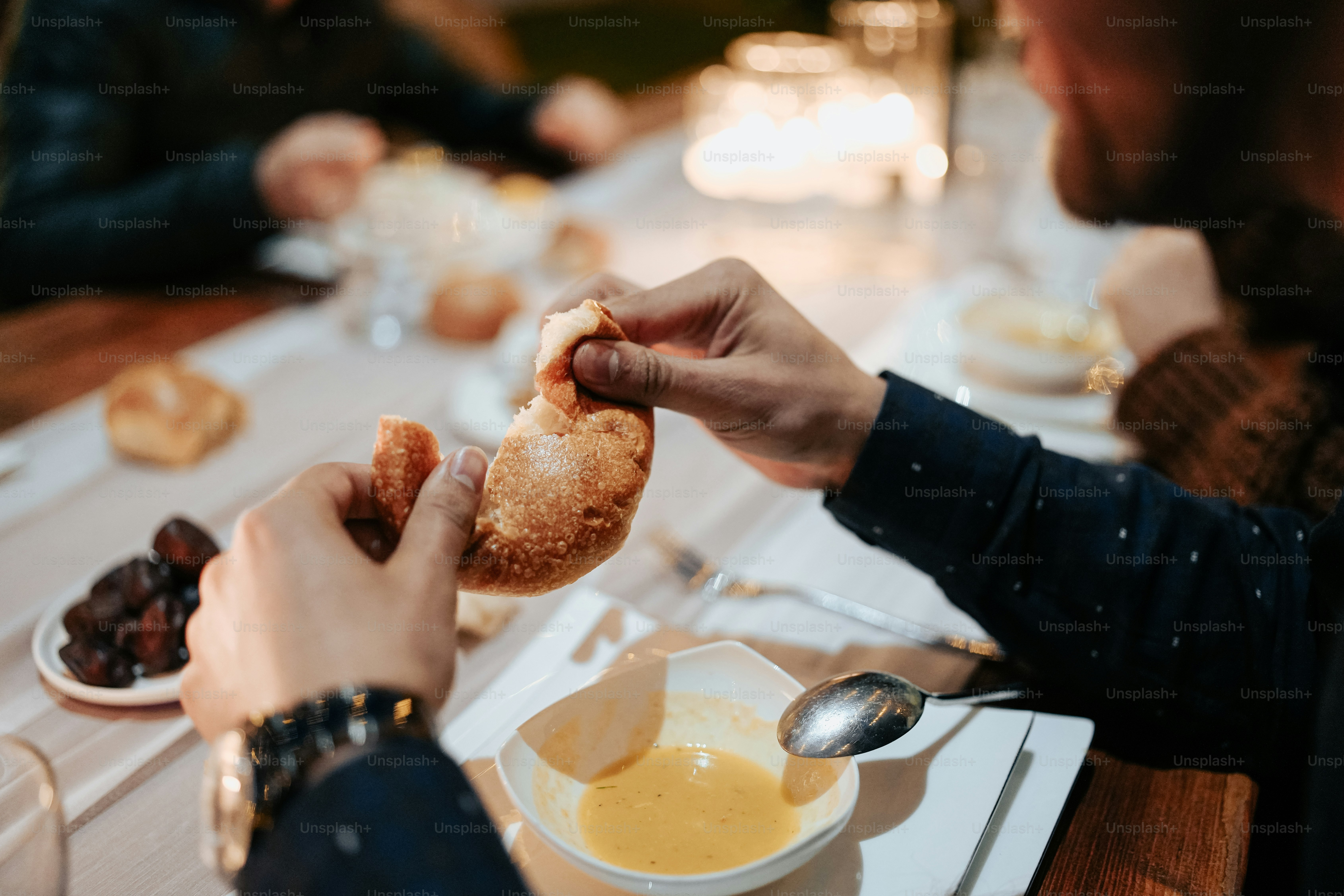 Seorang pria sedang makan donat di meja
