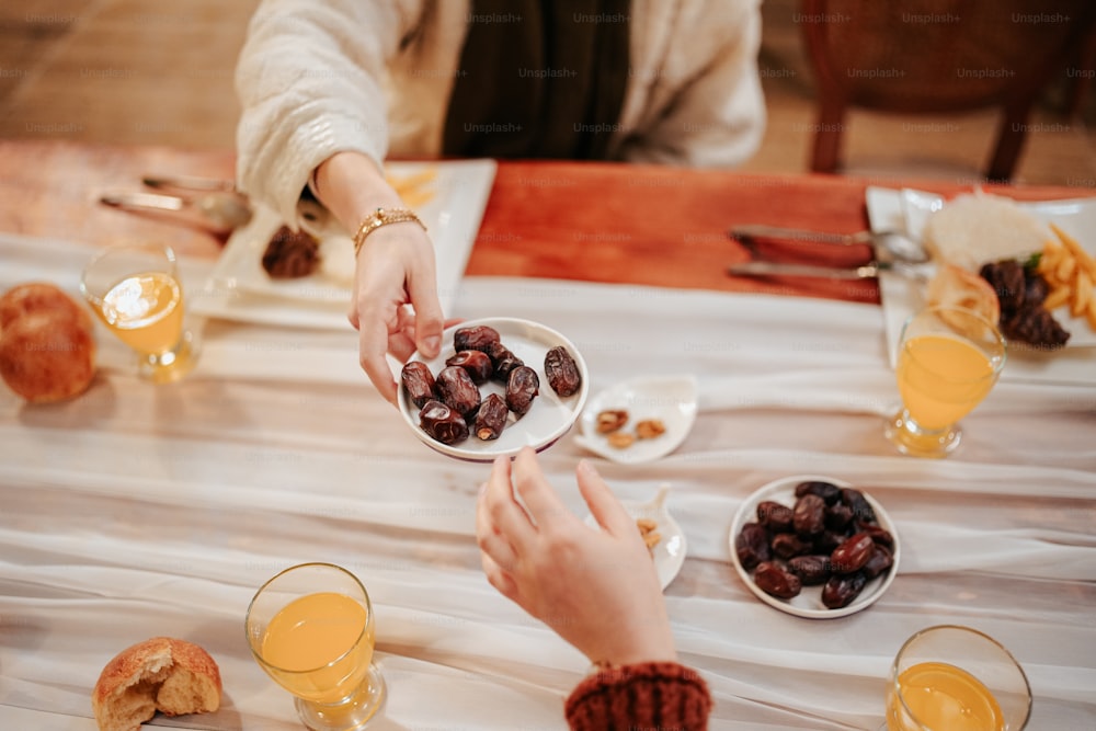 Eine Gruppe von Menschen sitzt an einem Tisch mit Tellern mit Essen