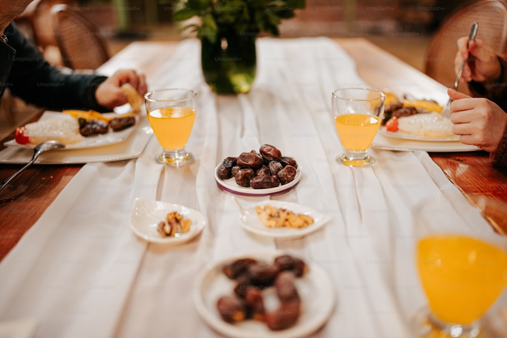 Un grupo de personas sentadas en una mesa con platos de comida