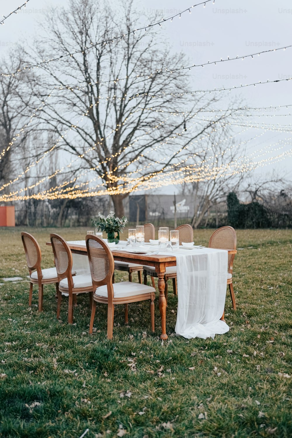 Una mesa preparada para una cena formal en un campo
