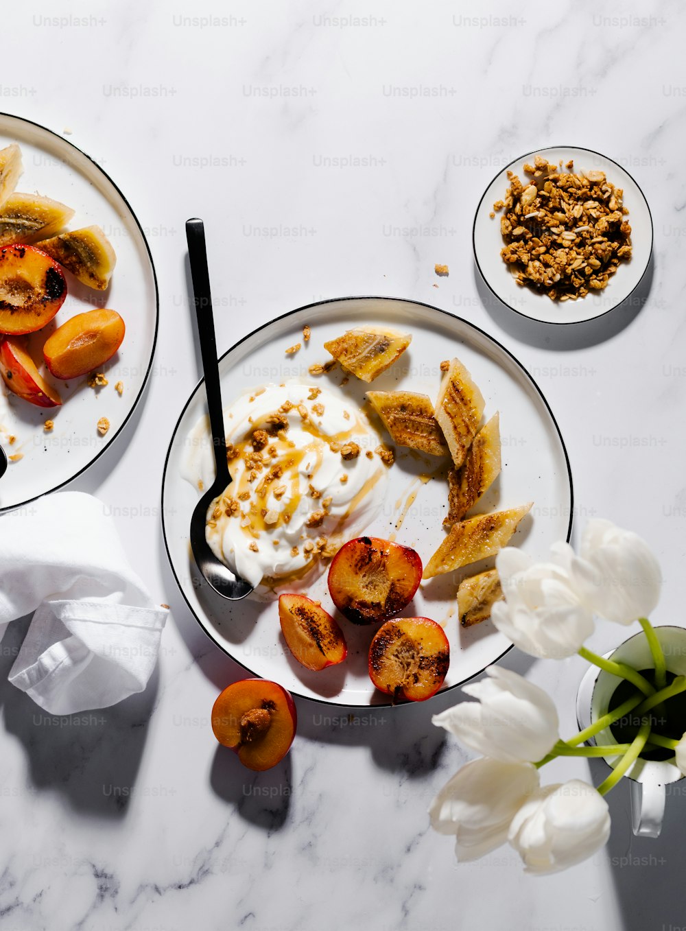dois pratos de comida em uma mesa de mármore