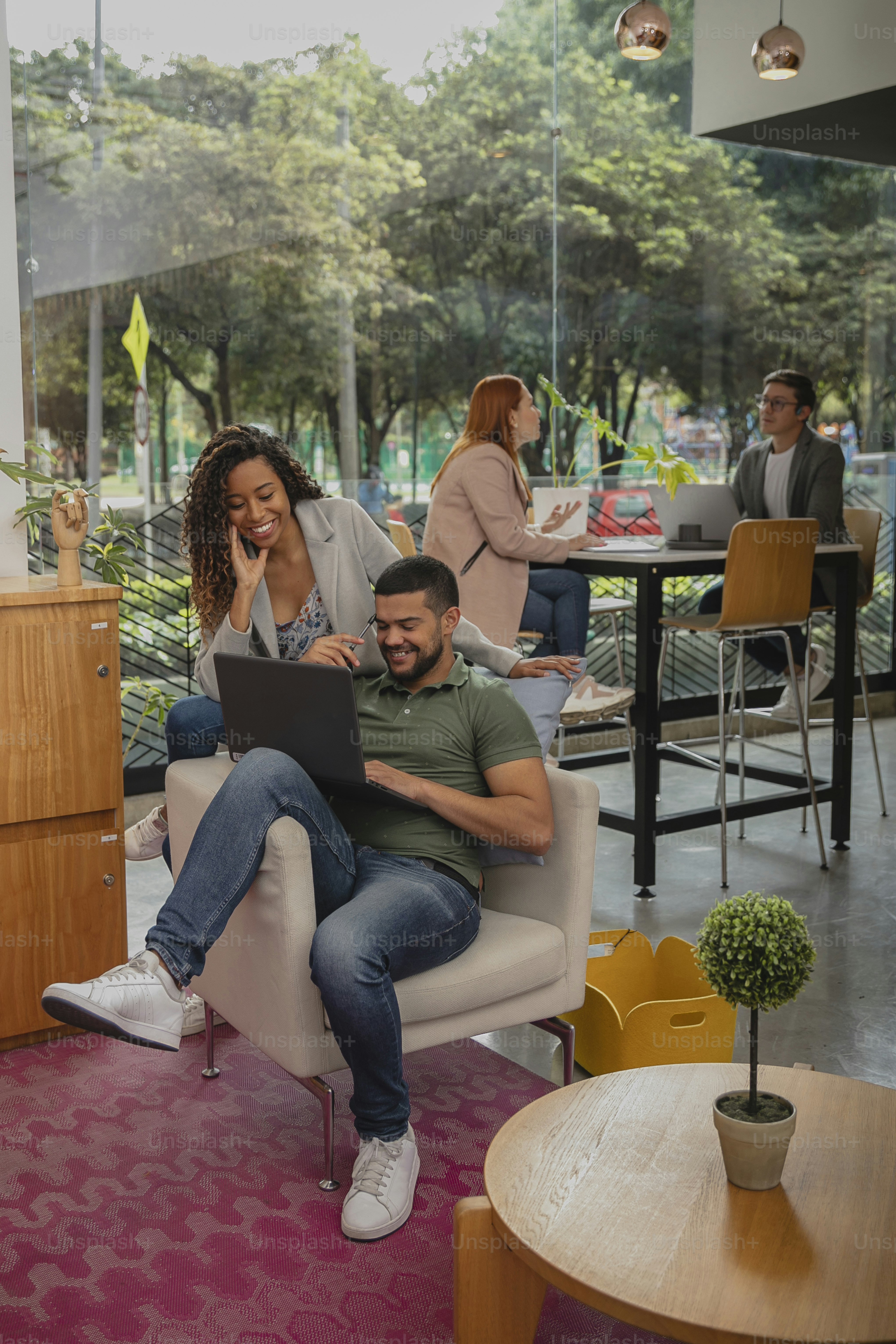 Ein Mann und eine Frau sitzen auf einem Stuhl mit einem Laptop
