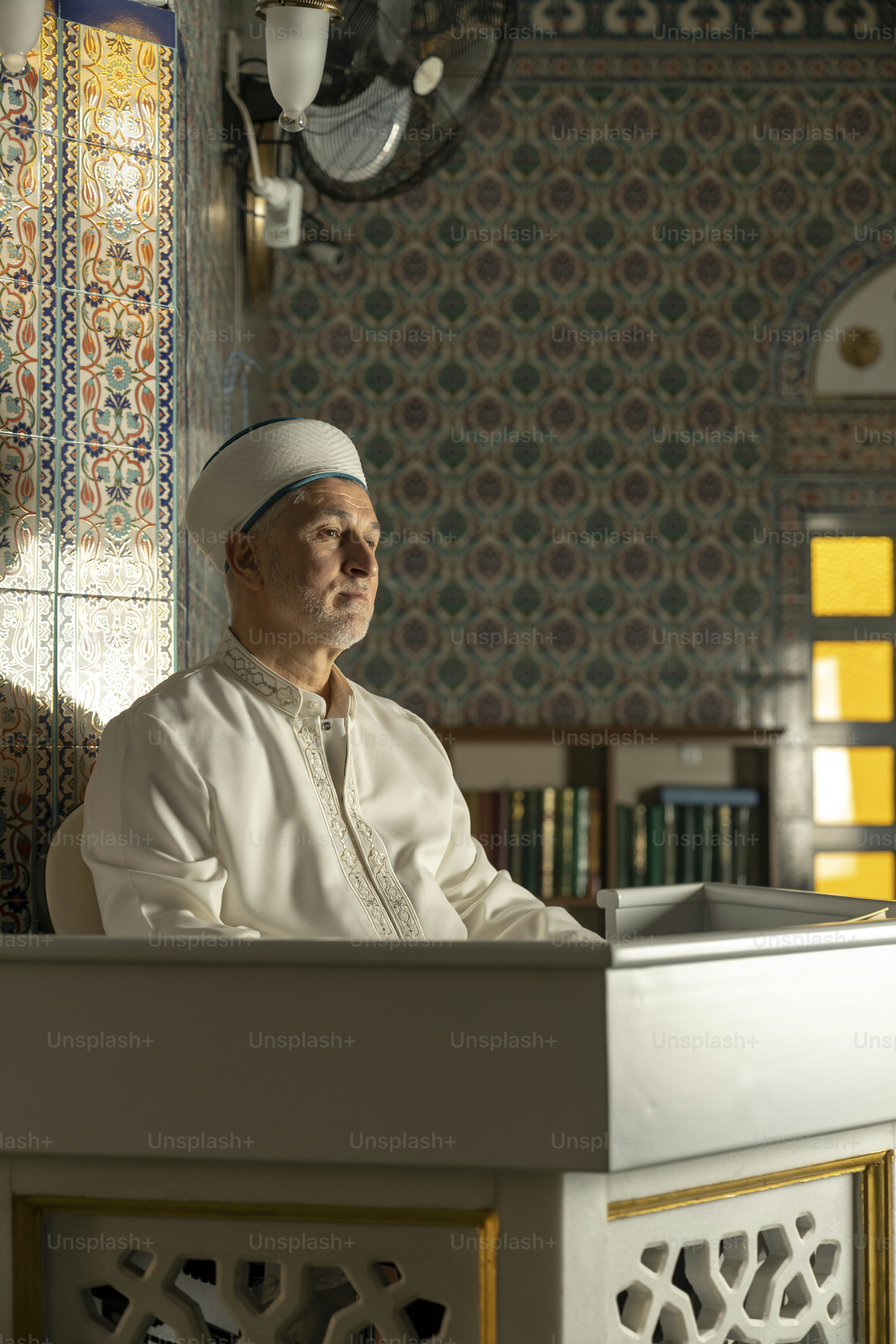 un homme assis à une table dans une pièce